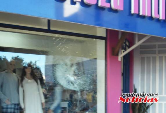 Loja de roupas intimas teve a vitrine
quebrada em Três de Maio - foto 2