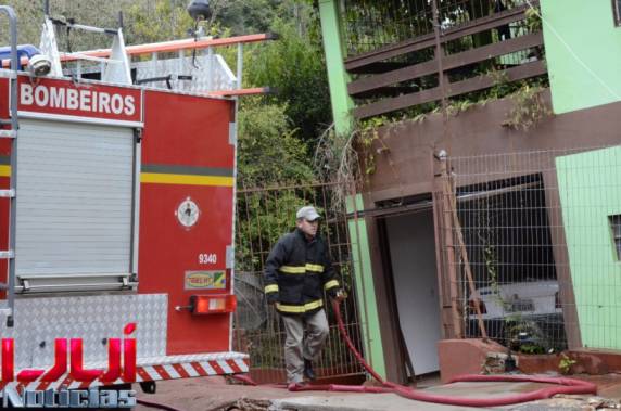Bombeiros combatem incêndio em uma residência em ijuí - foto 2
