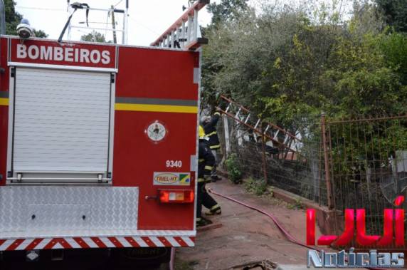 Bombeiros combatem incêndio em uma residência em ijuí - foto 3