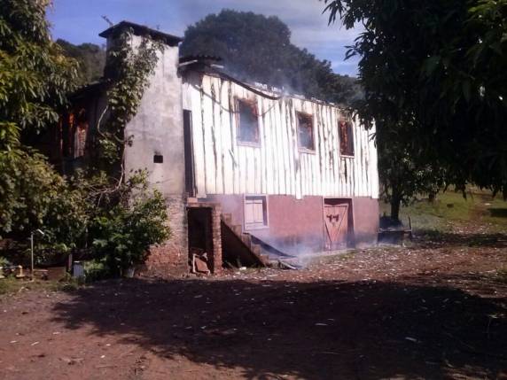 Casa é destruída por incêndio no interior de Vista Gaúcha - foto 2