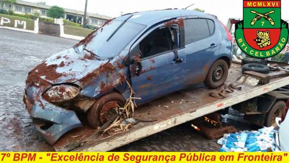 Homem foge de barreira policial capota veículo e é preso com 1150 pacotes de
cigarros - foto 3