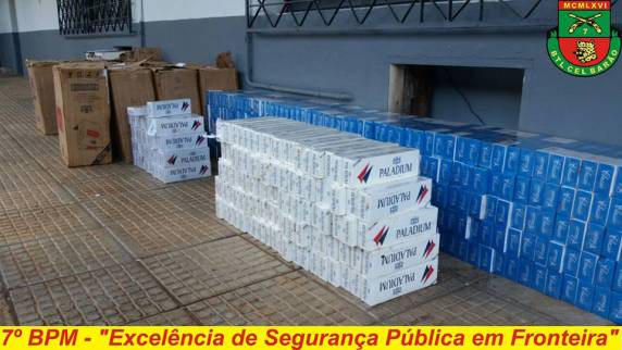 Homem foge de barreira policial capota veículo e é preso com 1150 pacotes de
cigarros - foto 4
