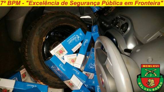 Homem foge de barreira policial capota veículo e é preso com 1150 pacotes de
cigarros - foto 2