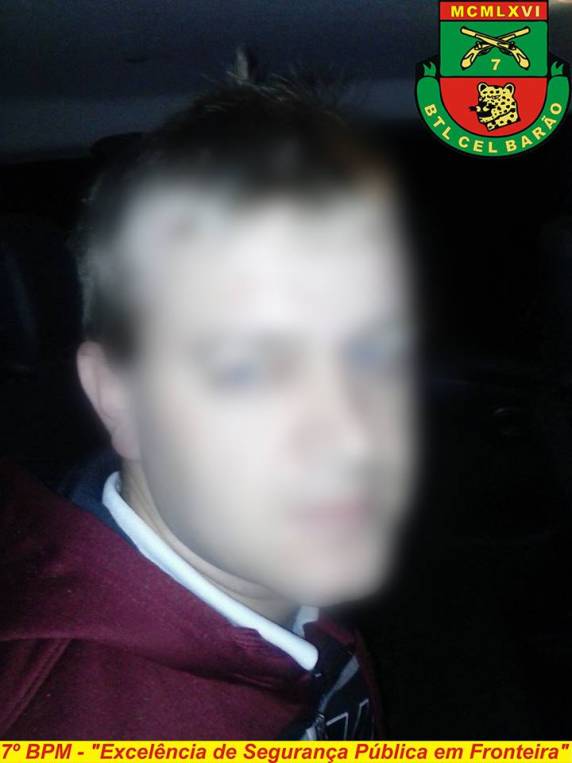 Homem foge de barreira policial capota veículo e é preso com 1150 pacotes de
cigarros - foto 5
