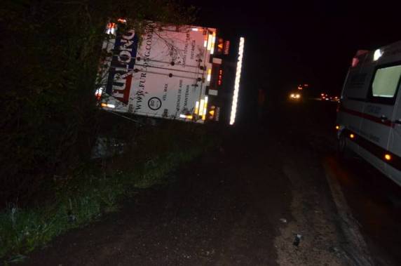 Jovem de 20 anos morre em colisão de automóvel com carreta na noite de ontem na BR 285 - foto 3