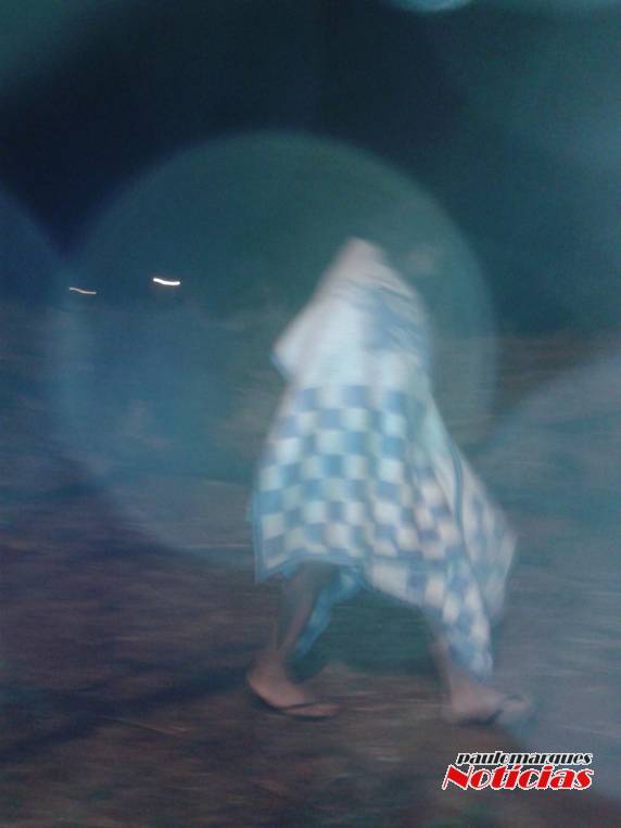 Jovem misteriosa circulou pelas ruas
de Três de Maio enrolada em um cobertor - foto 2