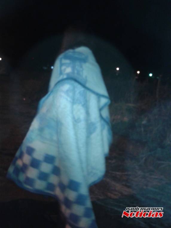 Jovem misteriosa circulou pelas ruas
de Três de Maio enrolada em um cobertor - foto 3