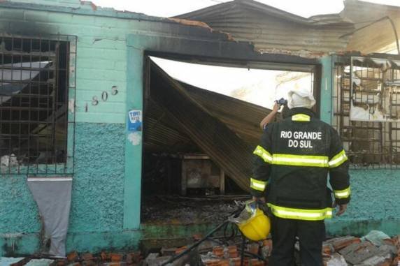 Incêndio destrói supermercado no centro de Agudo - foto 3