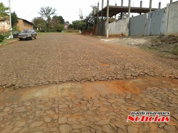Depois de ter um ramal de água canalizado o buraco 

permaneceu sem o devido concerto