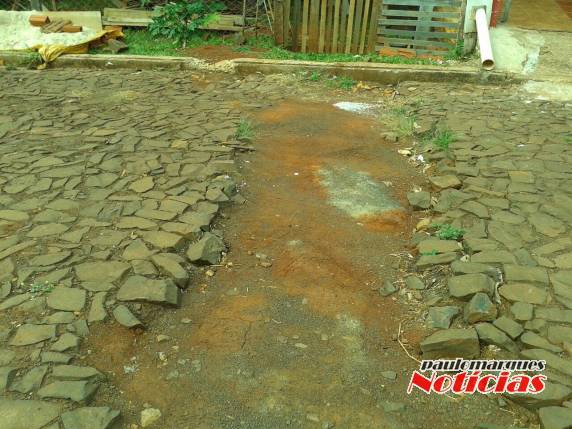 Moradores reclamam de uma
vala aberta em uma rua do município de Independência - foto 3