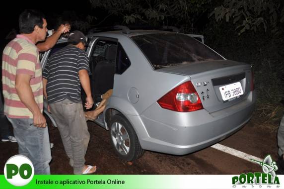 Carro colide em trator e deixa três mortos
na RSC-472 - foto 3