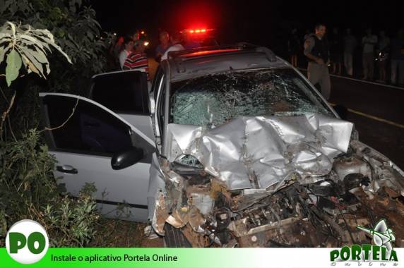 Carro colide em trator e deixa três mortos
na RSC-472 - foto 5