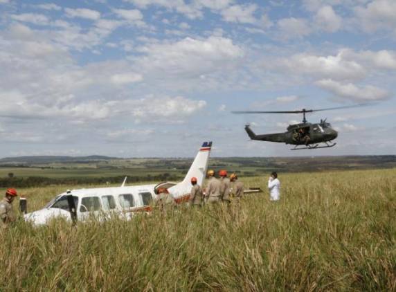 Avião que fez pouso forçado levava Luciano Huck,
Angélica e filhos - foto 5