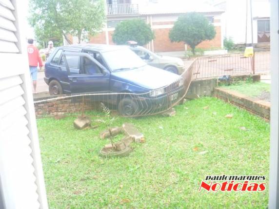 Motorista perde o controle da direção e derruba muro e grade de uma residência, em Independência - foto 2