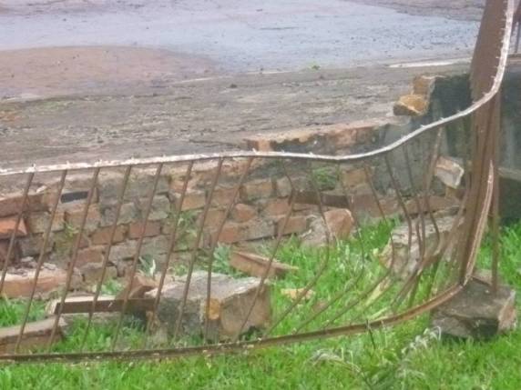 Motorista perde o controle da direção e derruba muro e grade de uma residência, em Independência - foto 5