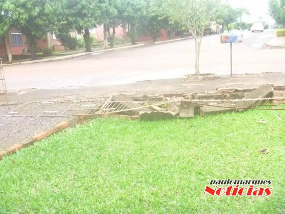 Motorista perde o controle da direção e derruba muro e grade de uma residência, em Independência - foto 6