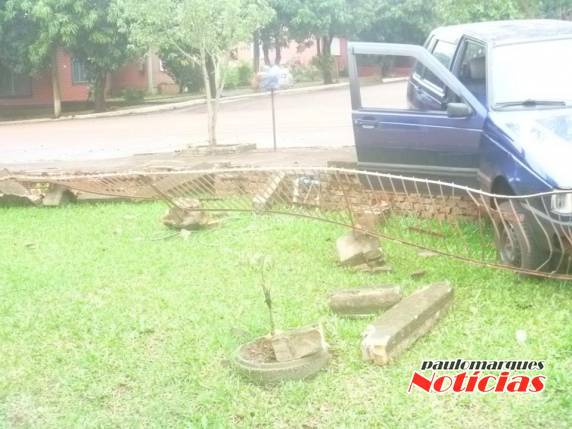 Motorista perde o controle da direção e derruba muro e grade de uma residência, em Independência - foto 7