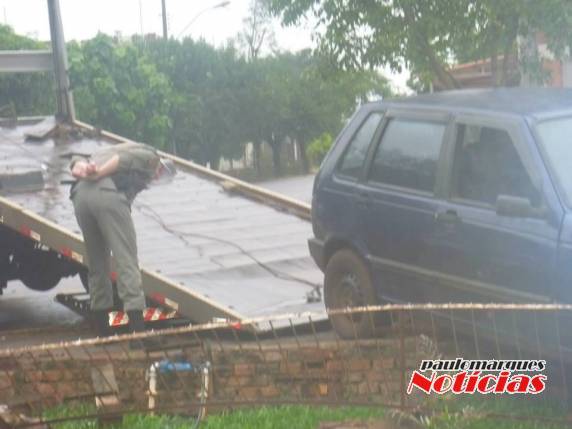 Motorista perde o controle da direção e derruba muro e grade de uma residência, em Independência - foto 4