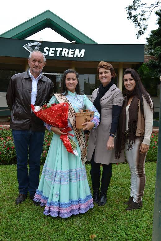 Yasmin de Castro Reinehr recebeu o carinho dos colegas e da direção da escola na manhã desta segunda-feira, 25