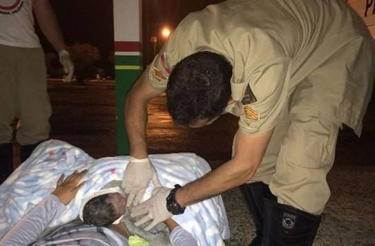 Ela estava em trabalho de parto avançado, e bebê nasceu em garagem