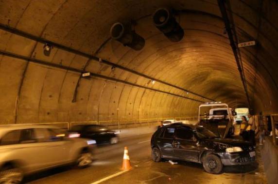 Veículo capotou e o motorista ficou ferido