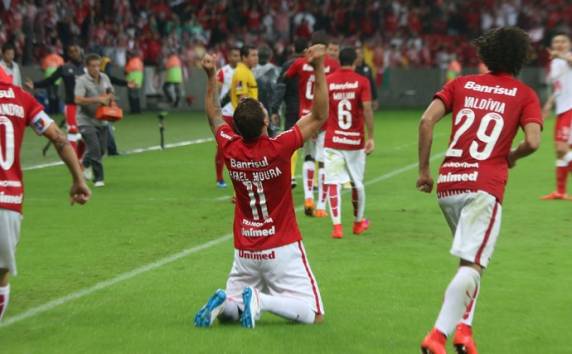 Rafael Moura marca aos 42 minutos do segundo tempo e elimina Santa Fé, que havia anotado no final em Bogotá; mesmo com chuva, 

44.665 fazem festa no Beira-Rio