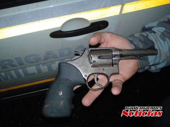 Suspeitos de assalto capotam veículo em fuga e são presos pela polícia - foto 2