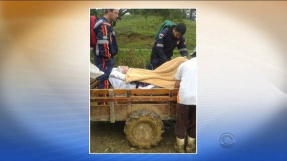 Em meio à lama, veículo agrícola 'vira' ambulância e
resgata idoso em SC - foto 3