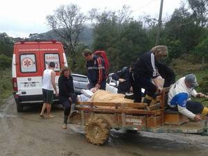 Em meio à lama, veículo agrícola 'vira' ambulância e
resgata idoso em SC - foto 2