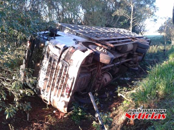 Caminhão tomba na BR 472
em Três de Maio - foto 2