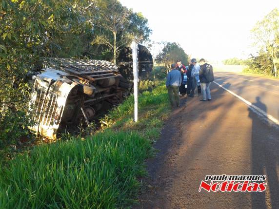 Caminhão tomba na BR 472
em Três de Maio - foto 3