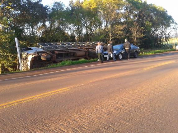 Caminhão tomba na BR 472
em Três de Maio - foto 5