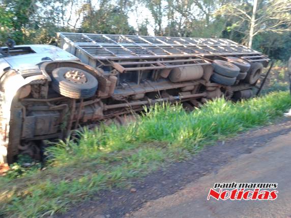 Caminhão tomba na BR 472
em Três de Maio - foto 6