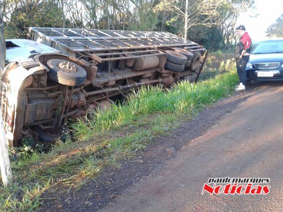 Caminhão tomba na BR 472
em Três de Maio - foto 7