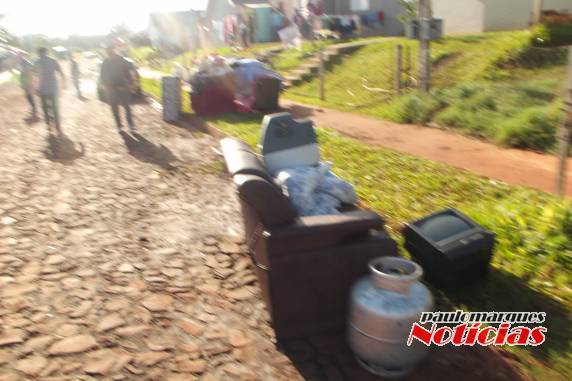 Casa é parcialmente destruída pelo fogo no loteamento Santa Maria, em Três de Maio - foto 3
