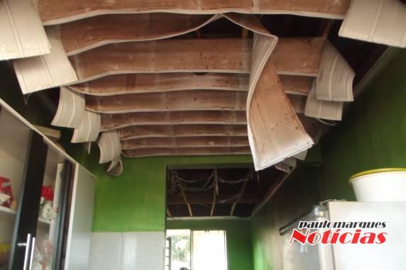 Casa é parcialmente destruída pelo fogo no loteamento Santa Maria, em Três de Maio - foto 2