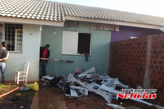 Casa é parcialmente destruída pelo fogo no loteamento Santa Maria, em Três de Maio - foto 5