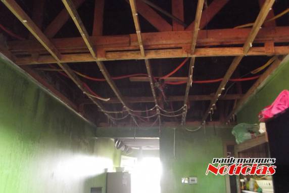 Casa é parcialmente destruída pelo fogo no loteamento Santa Maria, em Três de Maio - foto 4