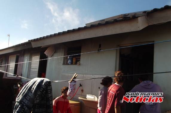 Casa é parcialmente destruída pelo fogo no loteamento Santa Maria, em Três de Maio - foto 7