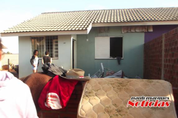Casa é parcialmente destruída pelo fogo no loteamento Santa Maria, em Três de Maio - foto 6