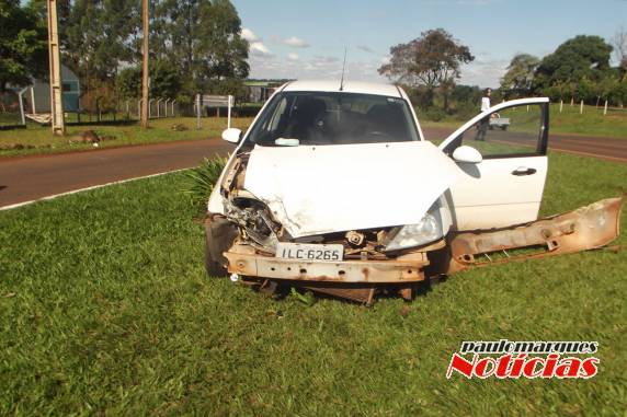 Caminhonete tomba depois de colisão com automóvel no trevo em Três de Maio - foto 3