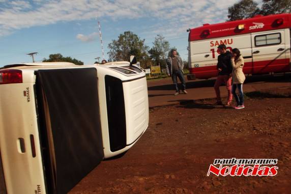 Caminhonete tomba depois de colisão com automóvel no trevo em Três de Maio - foto 5