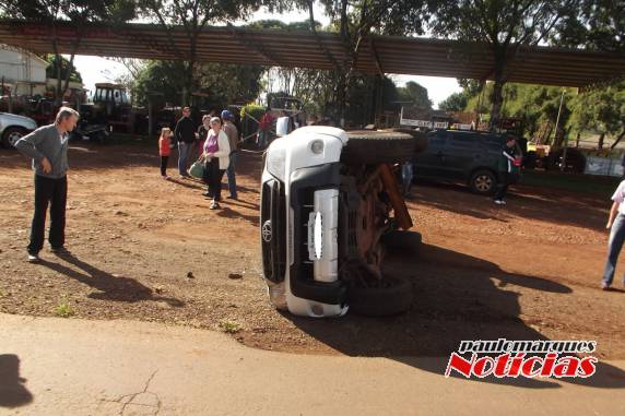 Caminhonete tomba depois de colisão com automóvel no trevo em Três de Maio - foto 6