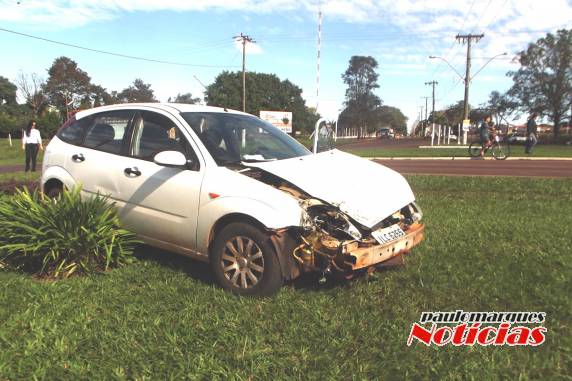 Caminhonete tomba depois de colisão com automóvel no trevo em Três de Maio - foto 4