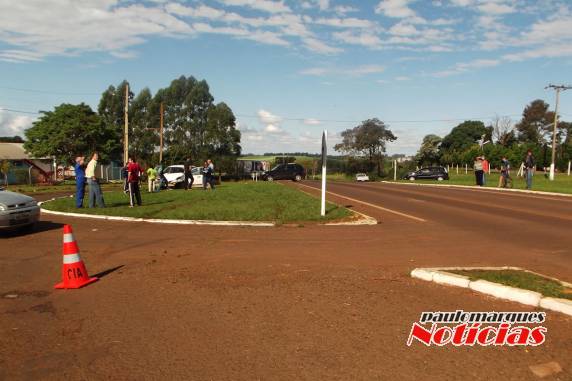 Caminhonete tomba depois de colisão com automóvel no trevo em Três de Maio - foto 7