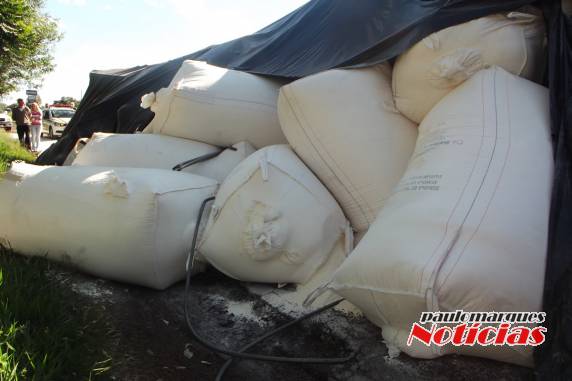 Carreta com 32mil/Kg de farrinha de trigo tomba no trevo da BR 472 em Três de Maio - foto 2