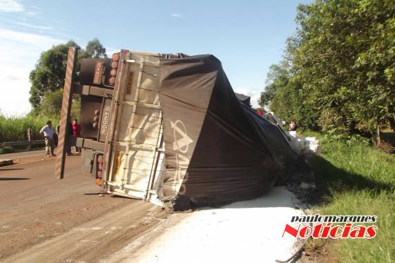 Carreta com 32mil/Kg de farrinha de trigo tomba no trevo da BR 472 em Três de Maio - foto 3