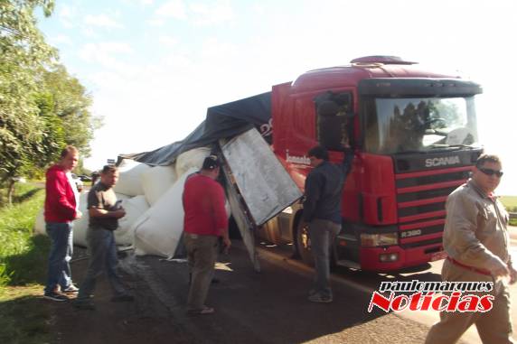 Carreta com 32mil/Kg de farrinha de trigo tomba no trevo da BR 472 em Três de Maio - foto 5