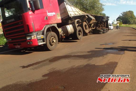 Carreta com 32mil/Kg de farrinha de trigo tomba no trevo da BR 472 em Três de Maio - foto 4