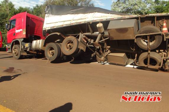 Carreta com 32mil/Kg de farrinha de trigo tomba no trevo da BR 472 em Três de Maio - foto 7
